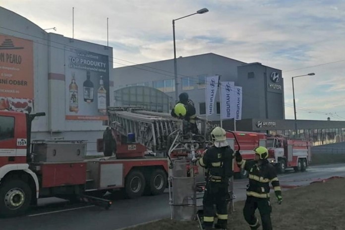 Znuděný skladník si hrál se zapalovačem, způsobil požár za desítky milionů