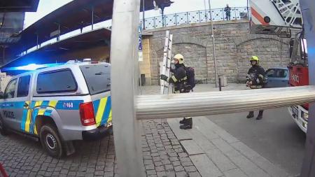 VIDEO: Hasiči zasahovali u požáru na hlavním vlakovém nádraží v Plzni