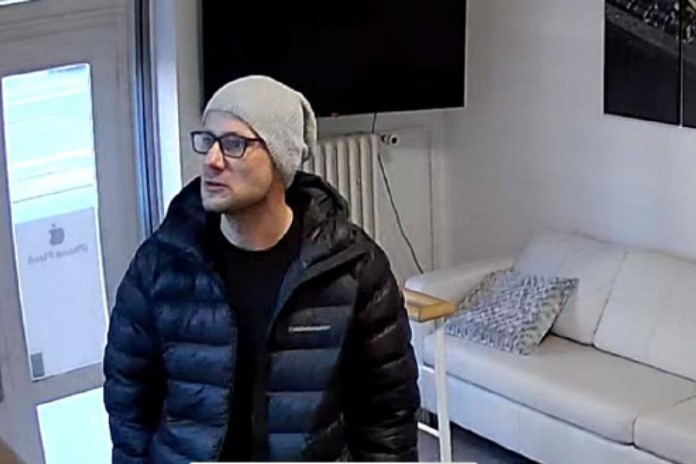 Originál telefonu vyměnil za bezcennou maketu! Poznáte pachatele z plzeňské prodejny?