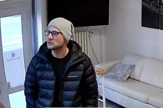 Originál telefonu vyměnil za bezcennou maketu! Poznáte pachatele z plzeňské prodejny?