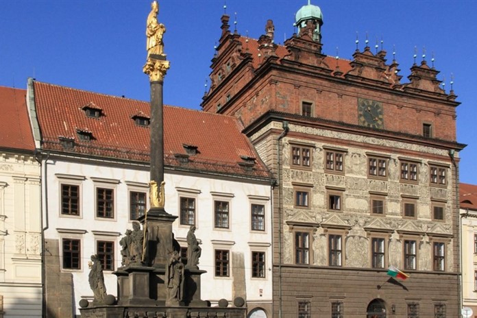 Historické snímky Plzně představuje výstava na radnici