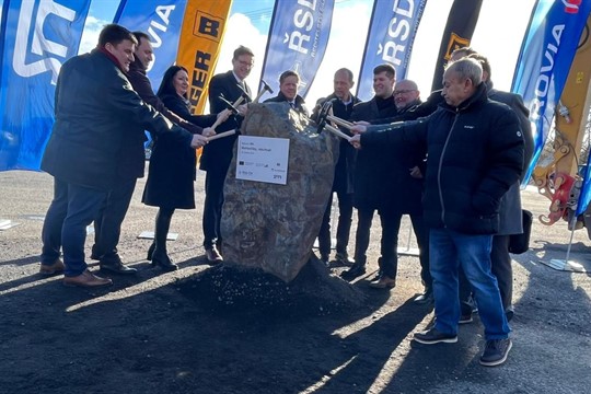 U obce Hořovičky začala výstavba dalšího úseku dálnice D6, která povede do Karlových Varů