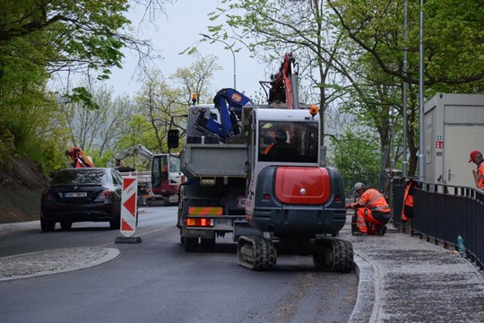 Oprava Bezručovy ulice v Karlových Varech se blíží ke konci