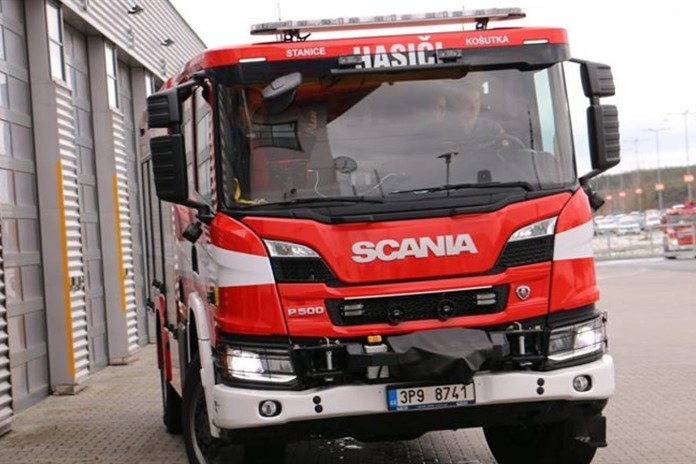 Na Tachovsku hořel dům, oheň zničil střechu, škoda přesáhne milion!