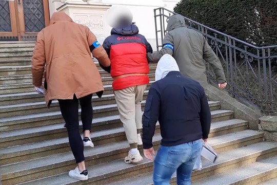 Muž z Karlovarska několik měsíců věznil, vydíral a znásilňoval mladou ženu. Hrozí mu až desetileté vězení