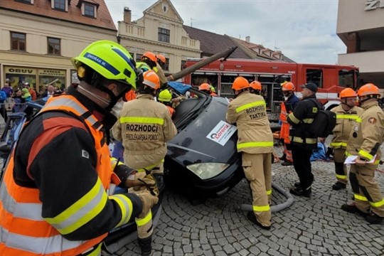 Smíšená družstva profesionálních hasičů a záchranářů změřila síly na rokycanském náměstí
