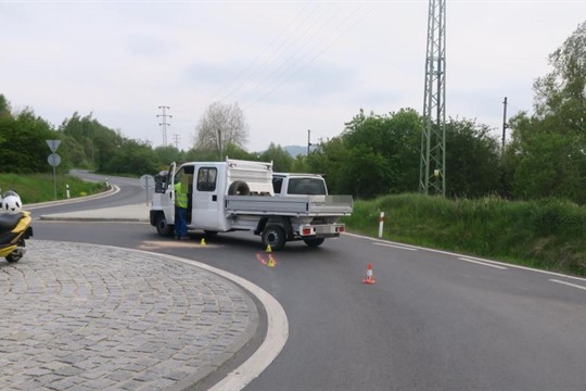 U Karlových Varů došlo ke střetu nákladního automobilu se skútrem. Policisté hledají svědky