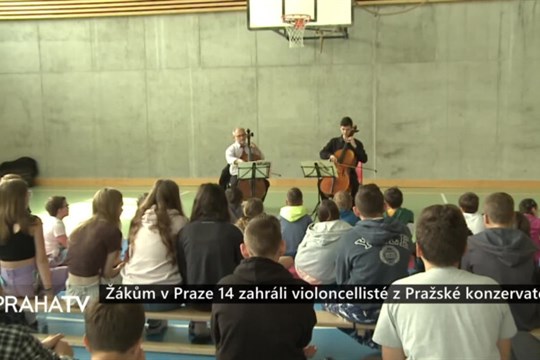 Žákům v Praze 14 zahráli violoncellisté z Pražské konzervatoře
