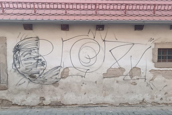Honička jako z amerického filmu. Sprejery na útěku zastavila až namířená zbraň