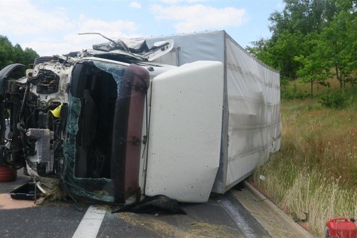 Řidiče na dálnici D6 přepadl mikrospánek. Škoda přesáhne 1,7 milionu korun