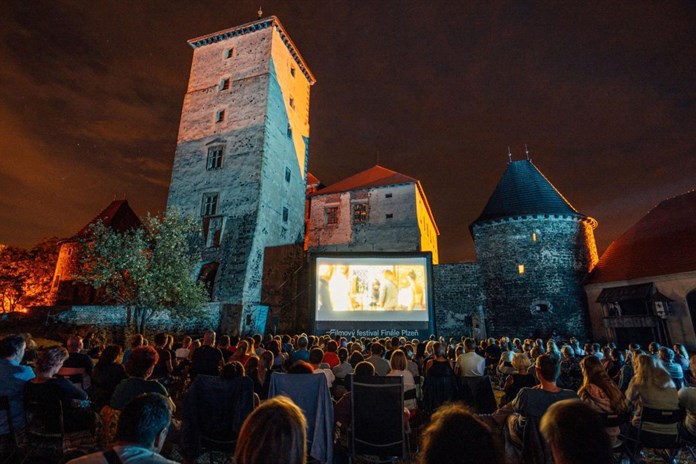 Festival Finále Plzeň chystá promítání na netradičních místech, poprvé i v meditační zahradě