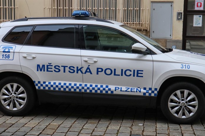 Opilec si troufal na strážníky, sám se zranil při pokusu o útěk ze záchytky