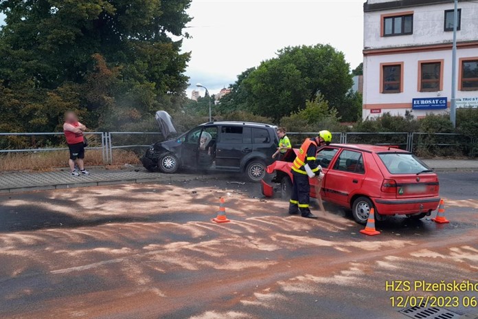 Vážná nehoda osobních aut v Plzni, spolujezdce museli vyprostit hasiči!
