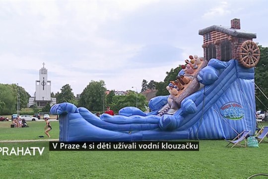 V Praze 4 si děti užívali vodní klouzačku