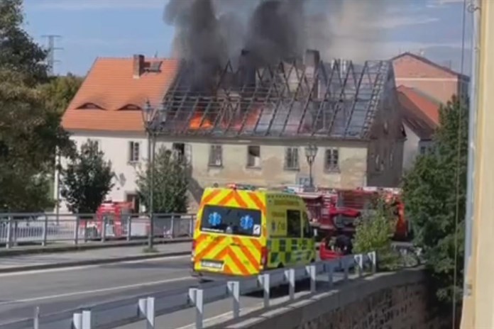 VIDEO: Obrovský požár v centru Plzně! Na Roudné zasahovaly všechny záchranné složky