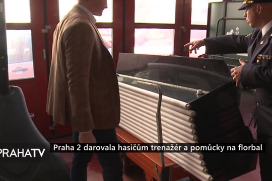 Praha 2 darovala hasičům trenažér a pomůcky na florbal