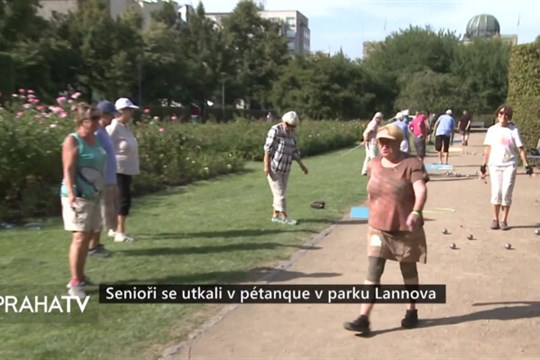 Senioři se utkali v pétanque v parku Lannova