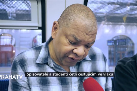Spisovatelé a studenti četli cestujícím ve vlaku