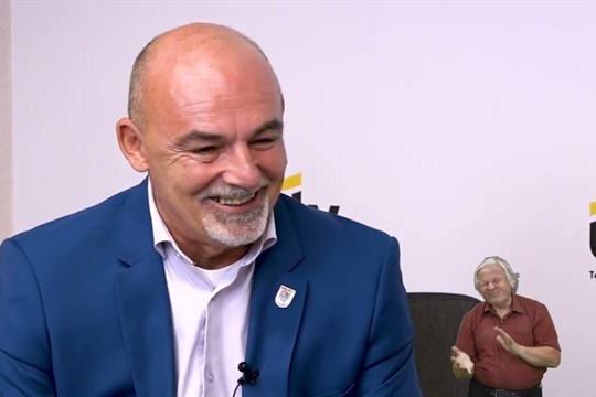 Interview - Jan Kuzma, starosta Krupky - znakované pro neslyšící