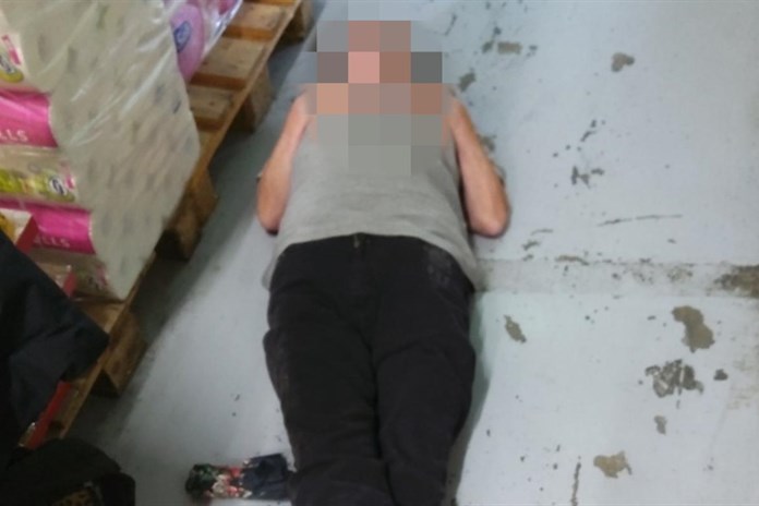 Pracovnice ostrahy prodejny v Plzni hlídala vleže. Nadýchala více než 3 promile!