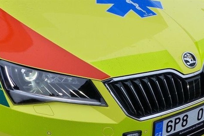 Houkající sanitce vjelo do cesty auto. Zranil se řidič