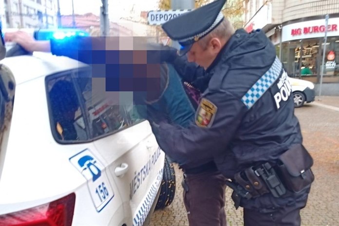 Po Americké chodil muž v kukle. Chtěl být nenápadný