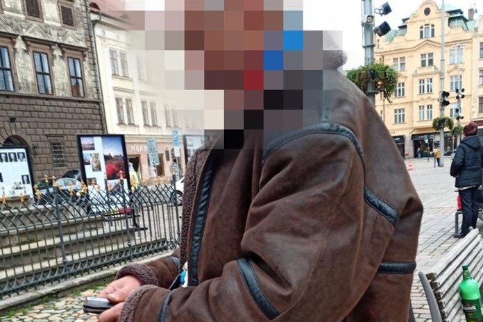 Plzeňan močil před zraky lidí u morového sloupu před radnicí!