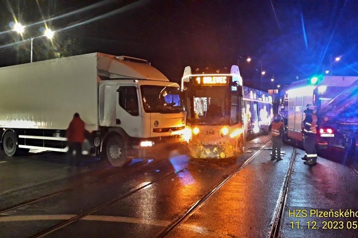 V Plzni se srazila vánoční tramvaj s nákladním autem. Zranila se jedna žena!