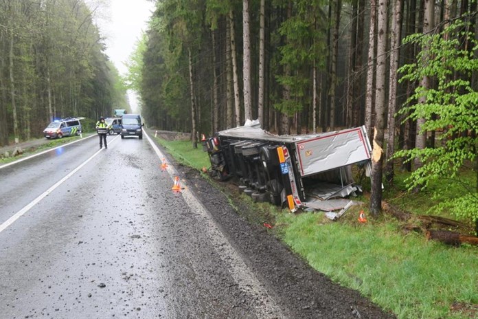 V západních Čechách hrozí silná ledovka. Jezděte velmi opatrně a neriskujte, varují policisté!