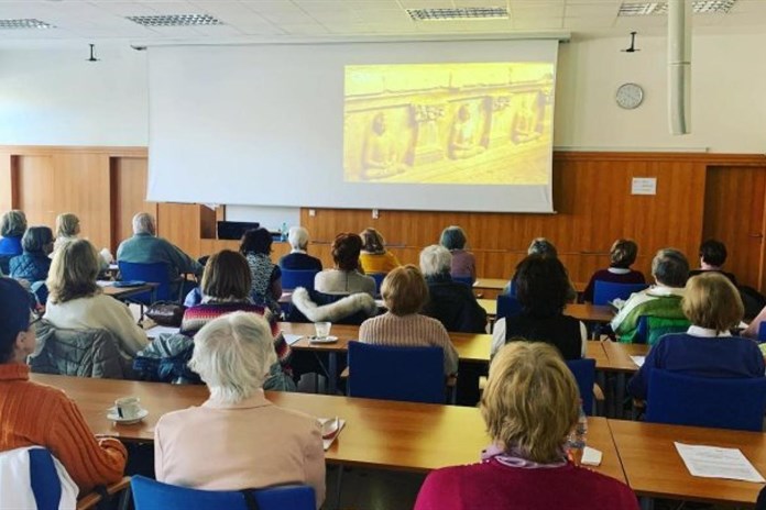Virtuální univerzita třetího věku v Krajské knihovně v Karlových Varech zahájí letní semestr
