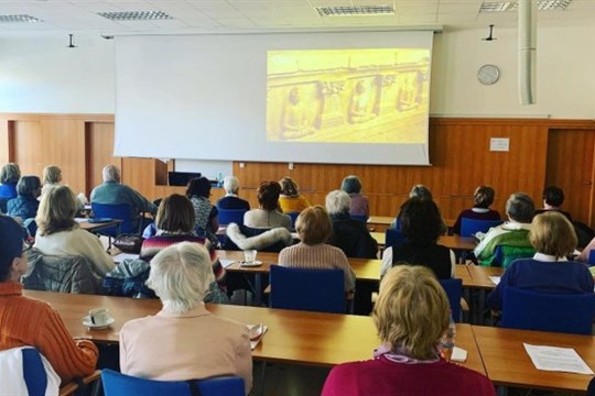 Virtuální univerzita třetího věku v Krajské knihovně v Karlových Varech zahájí letní semestr