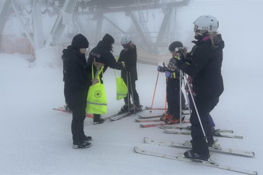 Policisté se zaměřili na viditelnost lyžařů, turistů a chodců. Připomeňte si pravidla bezpečného pohybu na sjezdovce nebo silnici!