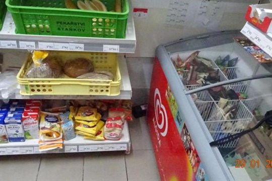 Obchod na jižním Plzeňsku uzavřeli inspektoři. Mezi potravinami byl myší trus!