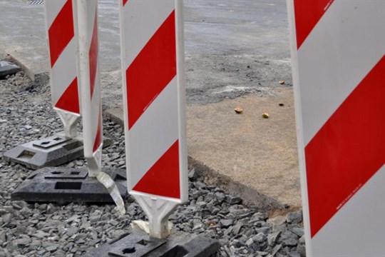 Na hlavním tahu u Holýšova komplikuje provoz oprava propustku