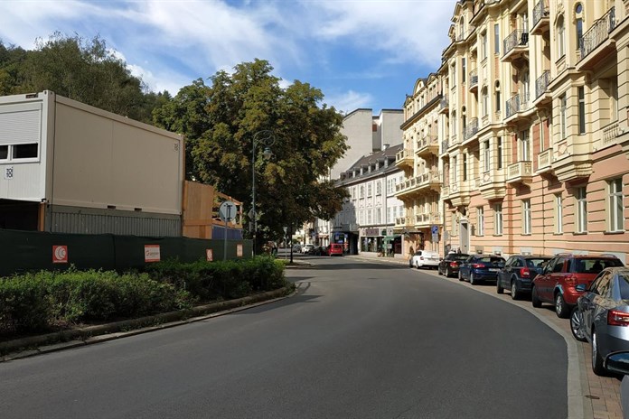 Skalní masiv v Mariánskolázeňské ulici pokryla síť. V místě je opět možné parkovat