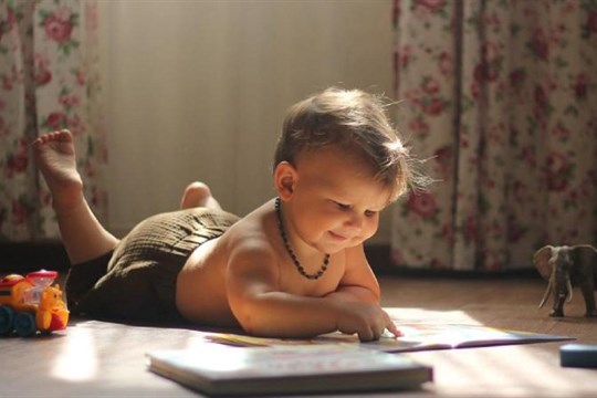 Číst nejmenším se vyplatí. Myslí si to i kraj, který podpoří projekt S knížkou do života