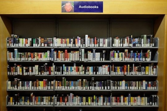 Krajská knihovna v Karlových Varech rozšiřuje své služby. Nově si lidé můžou půjčit audioknihu, nebo nahlédnout do archivu ČTK