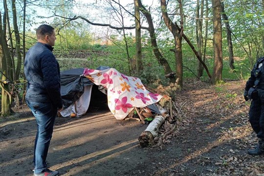 Strážníci i starosta vyrazili mezi bezdomovce
