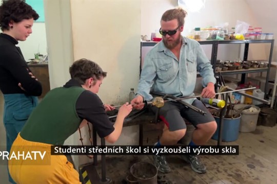 Studenti středních škol si vyzkoušeli výrobu skla