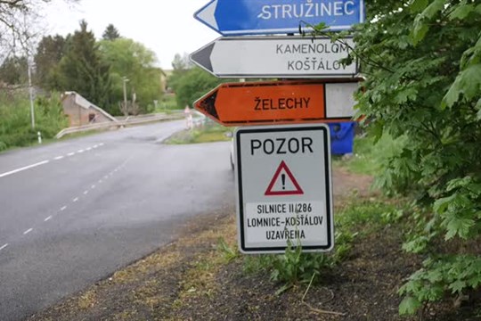 Dopravu v Lomnici komplikují opravy silnic
