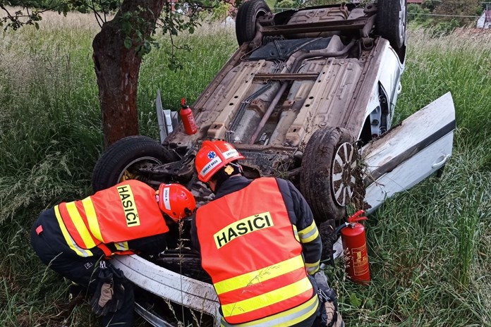 Úterní nehody pohledem hasičů: jedno auto skončilo ve křoví, druhé převrácené na střeše