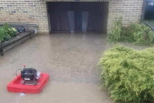 V Blížejově na Domažlicku zaplavila voda s bahnem několik domů, dvorů a hřiště