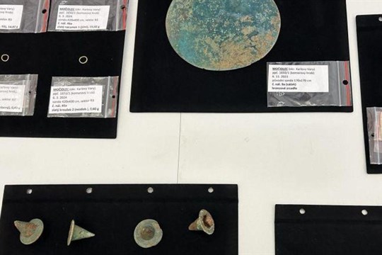 Unikátní objev. Muzeum Karlovy Vary představilo nález pravěkého komorového hrobu