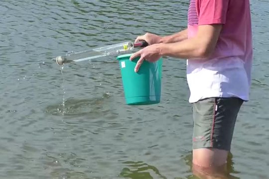 Koupací sezóna klepe hygienikům na dveře