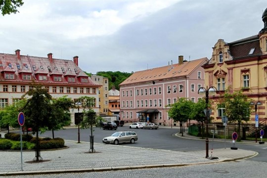 Nemají doktora, chybí policisté, bují obchod s chudobou. Aš s dalšími městy hledá, jak z toho ven