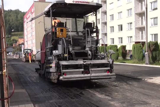 V Desné pokračují s opravou místních komunikací