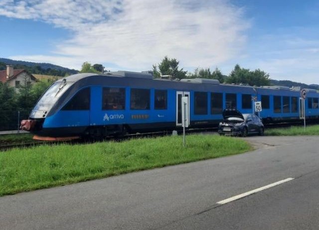 Řidička osobáku vjela na železniční přejezd ve chvíli, kdy tudy projížděl vlak