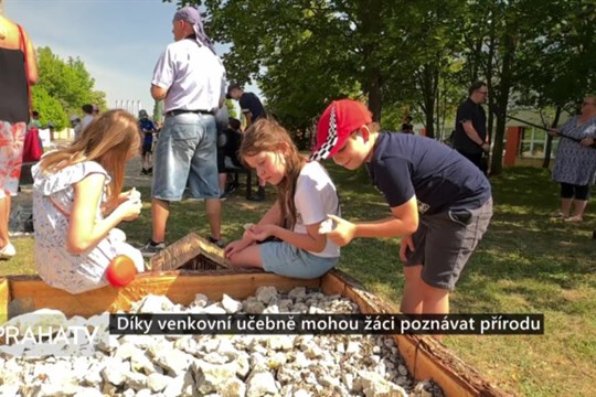 Díky venkovní učebně mohou žáci poznávat přírodu