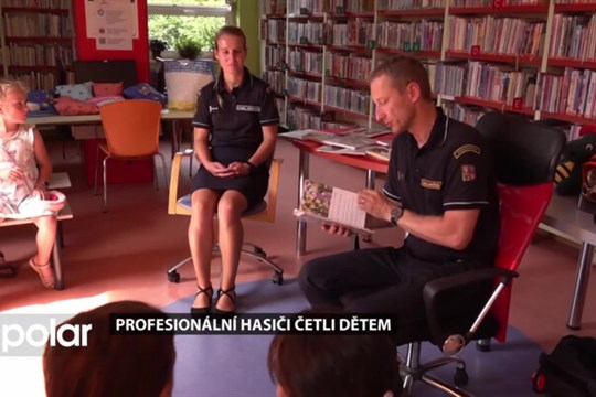 Profesionální hasiči si udělali čas na malé čtenáře. Četli pohádky s hasičskou tématikou
