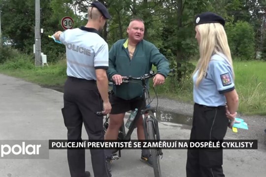Většina starších cyklistů jezdí bez přilby. Policisté se v terénu snaží jim je doporučit